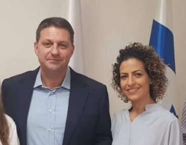 עדי מן וראש העיר חיים ביבס (צילום: דוברות עיריית מודיעין מכבים רעות)