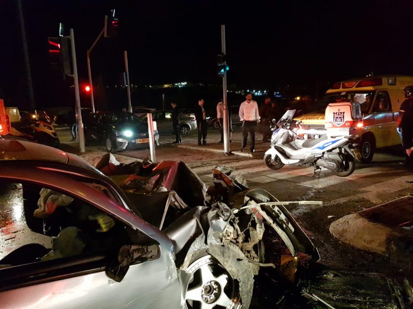 זירת התאונה בכביש 443 (צילום: דוברות זק"א)