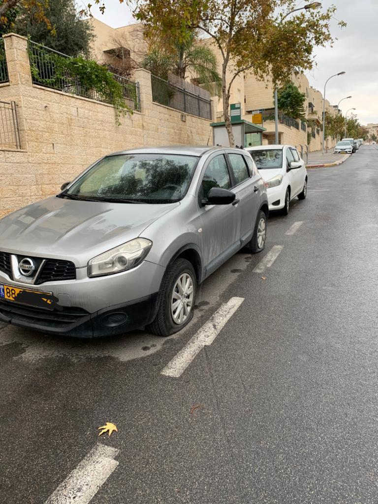 רכב עם שני צמיגים מנוקבים (צילום: פרטי)