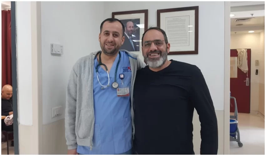 רן נידם עם ד"ר פאדי סלח, הרופא שהציל את חייו (צילום: חביב גבאי)