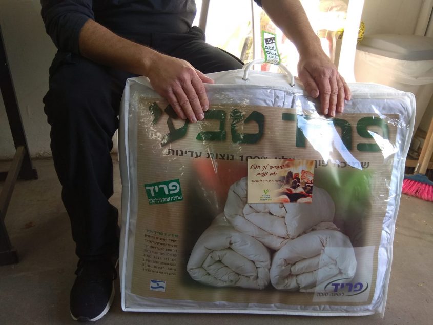 חלוקת שמיכות חורף למשפחות נזקקות (צילום: דוברות עיריית מודיעין מכבים רעות)