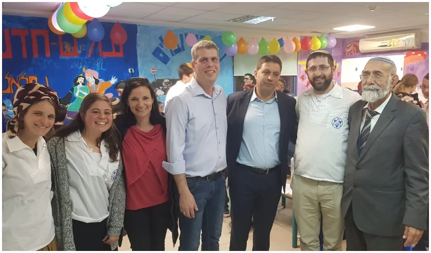 הרב צ'יקוטאי, חיים ביבס ועמיעד טאוב עם חברי התנועה (צילום: תנועת עזרא)