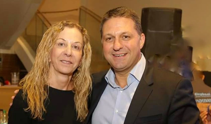ראש העיר חיים ביבס עם ריקי הראל ז"ל (צילום: דף הפייסבוק של חיים ביבס)
