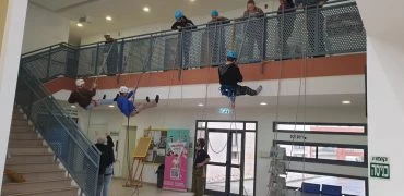 צוות חילוץ מגובה (צילום: דוברות עיריית מודיעין מכבים רעות)