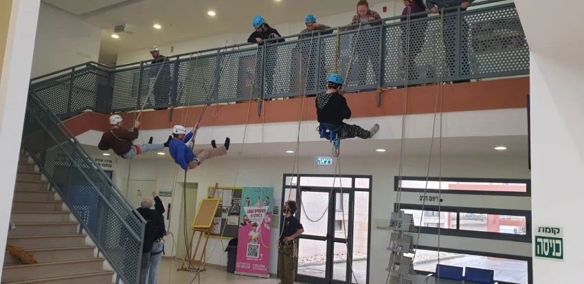 צוות חילוץ מגובה (צילום: דוברות עיריית מודיעין מכבים רעות)