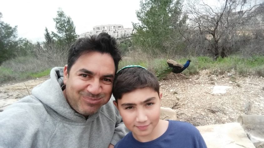 יונתן ואביו, דני, עם הטווס (צילום: פרטי)