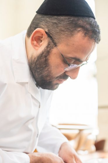 המוהל מוטי חזקיהו (צילום: דוד ליזרוביץ)