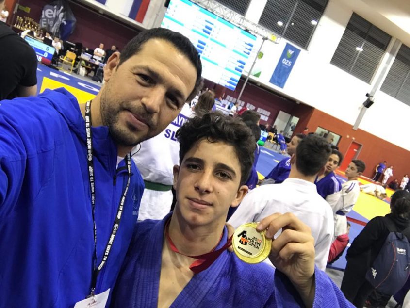 אייל בכר ובר מזרחיעם המדליה (צילום: דוברות עיריית מודיעין מכבים רעות)