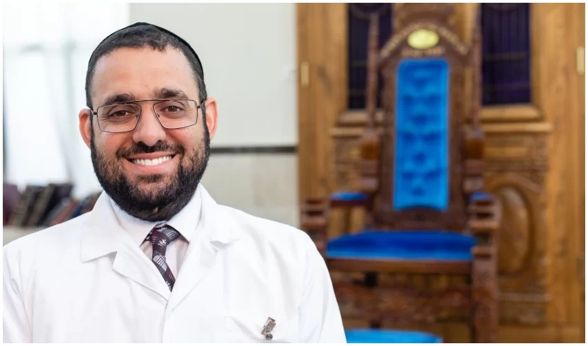 המוהל מוטי חזקיהו (צילום: דוד ליזרוביץ)