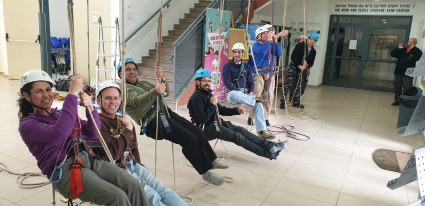 צוות חילוץ מגובה (צילום: דוברות עיריית מודיעין מכבים רעות)