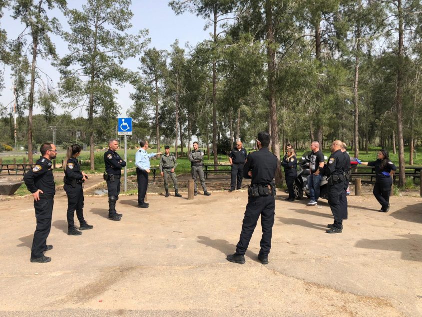 מבלים ביער בן שמן בניגוד להנחיות משרד הבריאות בזמן משבר הקורונה (צילום: דוברות המשטרה)