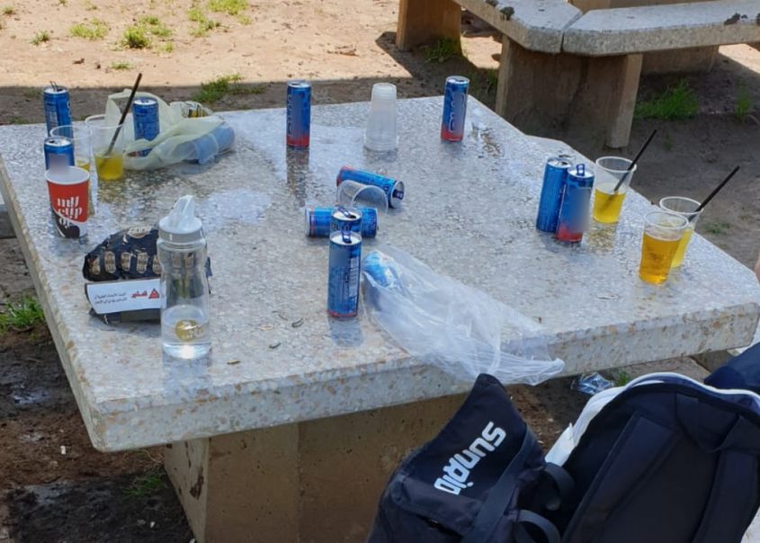 אלכוהול בפארק במודיעין (צילום: דוברות המשטרה)