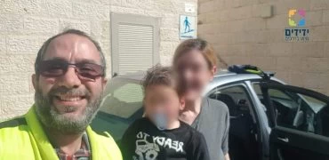 כונן "ידידים" משה דבאח, האם ובנה הקטן (צילום: ידידים סיוע בדרכים)