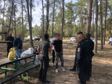 מבלים ביער בן שמן בניגוד להנחיות משרד הבריאות בזמן משבר הקורונה (צילום: דוברות המשטרה)