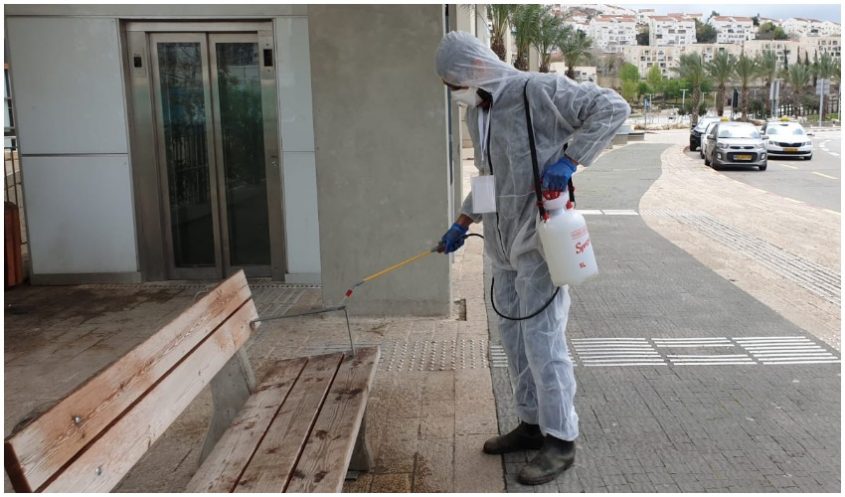 ניקוי ותחזוקה של תחנות האוטובוס (צילום: דוברות עיריית מודיעין-מכבים-רעות)