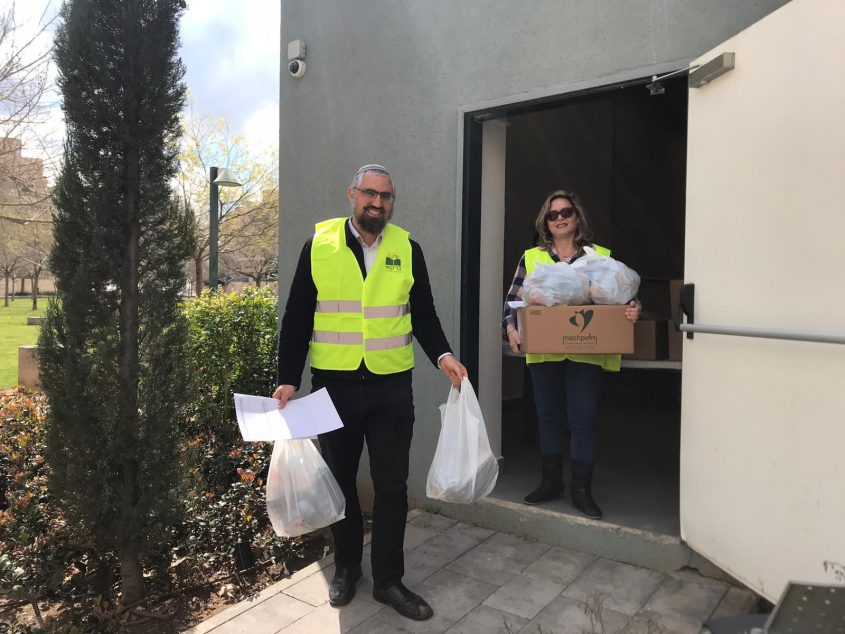 חלוקת מזון לקשישים בצל הקורונה (צילום: דוברות עיריית מודיעין-מכבים רעות)