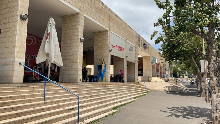 מרכז מסחרי מרל"ז בימי משבר הקורונה (צילום: נהר גפן)