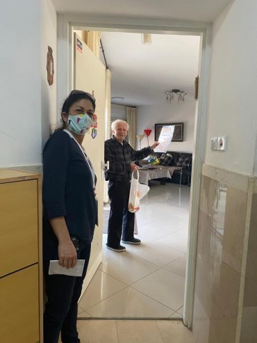 חלוקת עוגות לקשישים בערב יום השואה (צילום: דוברות עיריית מודיעין מכבים רעות)