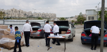 חלוקת חבילות מזון במודיעין עילית (צילום: עזר מציון)