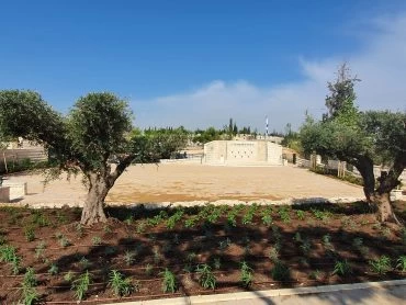 רחבת הטקסים, בית העלמין הצבאי במודיעין (צילום: דוברות עיריית מודיעין מכבים רעות)