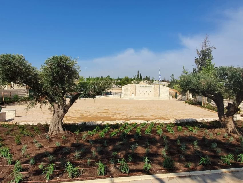 רחבת הטקסים, בית העלמין הצבאי במודיעין (צילום: דוברות עיריית מודיעין מכבים רעות)