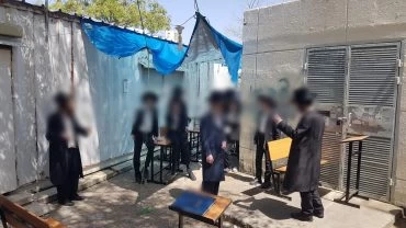 מתפללים בית הכנסת במודיעין עילית, בניגוד להנחיות משרד הבריאות בעת ימי הקורונה (צילום: דוברות המשטרה)