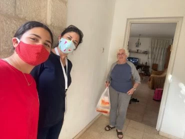 חלוקת עוגות לקשישים בערב יום השואה (צילום: דוברות עיריית מודיעין מכבים רעות)