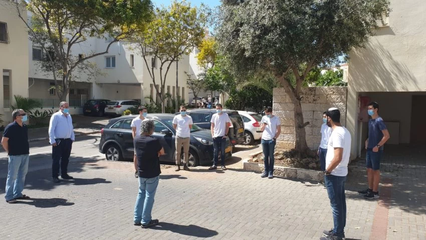 תלמידים קוראים קדיש ליד בתים של הורים שכולים - יום הזיכרון לחללי מערכות ישראל ולנפגעי פעולות האיבה 2020 (צילום: אבישי כהן)