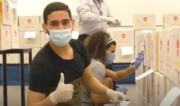 מתנדבים לחלוקת סלי מזון במודיעין (צילום: עיריית מודיעין מכבים רעות)