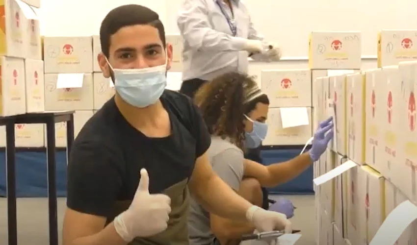 מתנדבים לחלוקת סלי מזון במודיעין (צילום: עיריית מודיעין מכבים רעות)