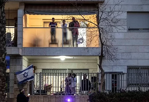 דגלי ישראל במרפסות (צילום: Tsafrir Abayov / AP)