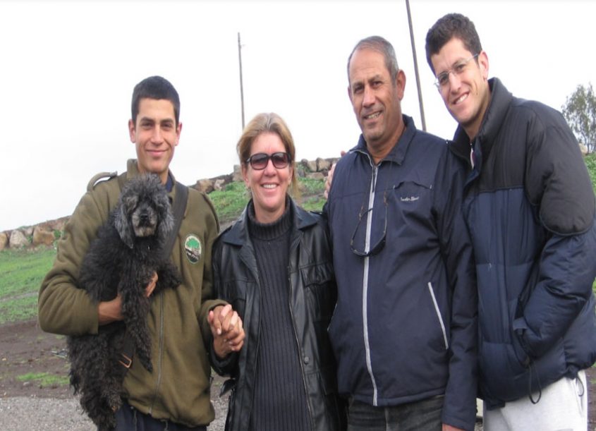 סמ"ר עוז צמח ז"ל (משמאל) עם הוריו חיים ורונית ואחיו (צילום: באדיבות המשפחה)