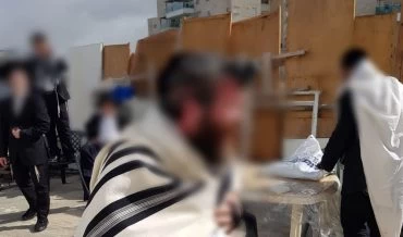 מתפללים בבית כנסת במודיעין עילית (צילום: דוברות המשטרה)