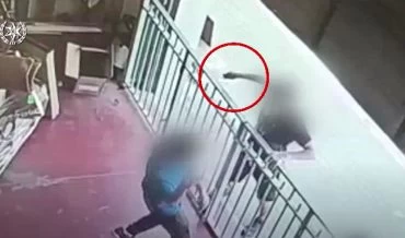 תיעוד מתוך מצלמות האבטחה של נאשם בניסיון שוד בחנות במודיעין (צילום: דוברות המשטרה)