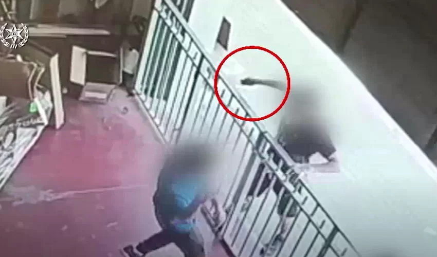 תיעוד מתוך מצלמות האבטחה של נאשם בניסיון שוד בחנות במודיעין (צילום: דוברות המשטרה)