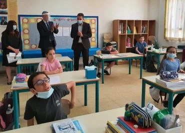 שר החינוך רפי פרץ וראש העיר חיים ביבס בסיור בבתי הספר בעיר (צילום: דוברות עיריית מודיעין מכבים רעות)