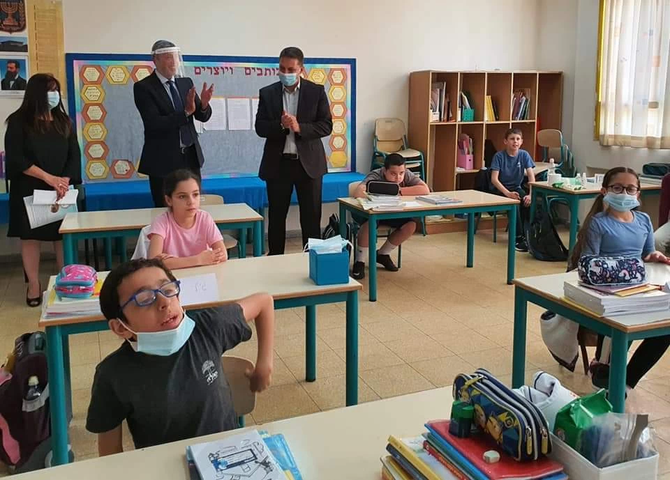 שר החינוך רפי פרץ וראש העיר חיים ביבס בסיור בבתי הספר בעיר (צילום: דוברות עיריית מודיעין מכבים רעות)
