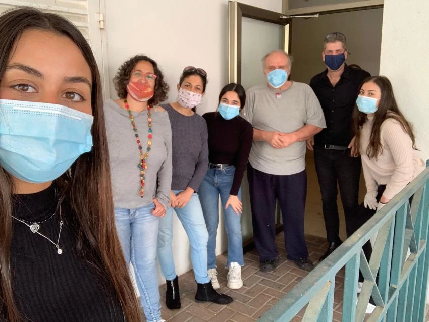 בני הנוער שדייסו את התרומות (צילום: דוברות עיריית מודיעין מכבים רעות)