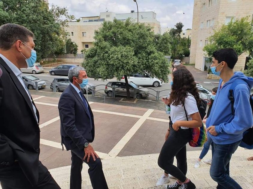 שר החינוך רפי פרץ וראש העיר חיים ביבס בסיור בבתי הספר בעיר (צילום: דוברות עיריית מודיעין מכבים רעות)