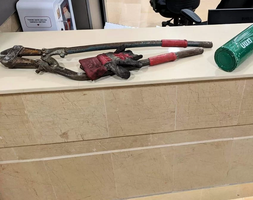 כלי הפריצה של השודדים (צילום: דוברות עיריית מודיעין מכבים רעות)