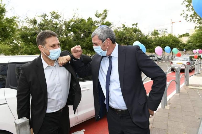 שר החינוך רפי פרץ וראש העיר חיים ביבס בסיור בבתי הספר בעיר (צילום: דוברות עיריית מודיעין מכבים רעות)