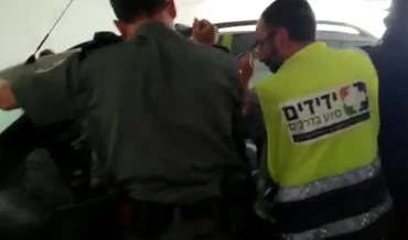 חילוץ תינוק מרכב נעול ברחוב תשרי במודיעין (צילום: ידידים)