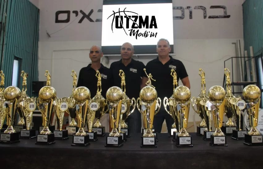 מנהלי המועדון - שמעון סלל רוה רודריגז, אשר חגי ולביא חלפי (צילום: עוצמה מודיעין)