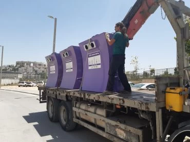 הצבת מכלי מיחזור לזכוכית (צילום: דוברות עיריית מודיעין מכבים רעות)