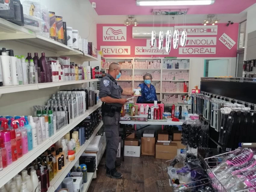 אכיפת הגבלות הקורונה במודיעין (צילום: דוברות עיריית מודיעין מכבים רעות)