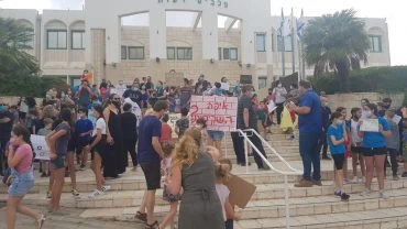 מחאת ההורים והתלמידים מבית הספר מעוז המכבים הבוקר מול בניין עיריית מודיעין (צילום:הנהגת ההורים)