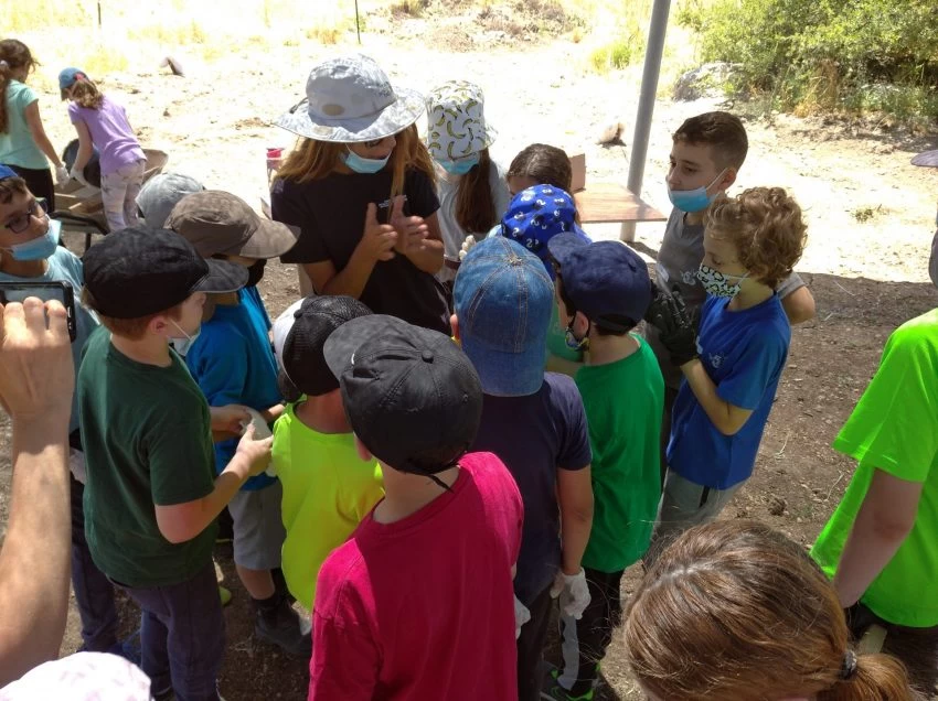 תלמידי בית הספר היובל בחפירות בתיתורה (צילום: דוברות עיריית מודיעין מכבים רעות)