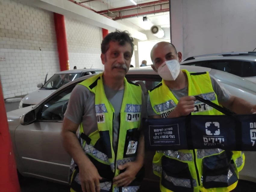צוות ידידים ליד הרכב שממנו חילצו את הפעוט (צילום: ידידים)