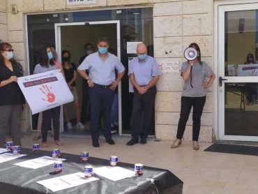 מחאה בבניין העירייה כנגד אלימות כלפי נשים (צילום: דוברות עיריית מודיעין מכבים רעות)