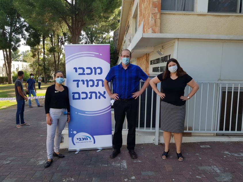 צוות מכבי במתחם בדיקות הקורונה (צילום: באדיבות מכבי)